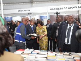 Participantes na Confer&ecirc;ncia Nacional sobre Capital Humano mostram suas cria&ccedil;&otilde;es ao Presidente da Rep&uacute;blica - Edi&ccedil;&otilde;es Novembro