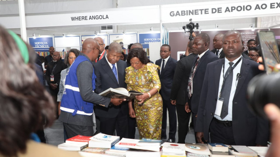 Participantes na Confer&ecirc;ncia Nacional sobre Capital Humano mostram suas cria&ccedil;&otilde;es ao Presidente da Rep&uacute;blica
