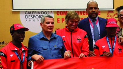 Ministro da Juventude e Desportos, Rui Falcão, entregou a bandeira nacional aos integrantes da selecção de surf - Edições Novembro