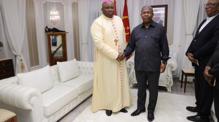 Presidente da República recebeu em audiência o bispo de Cabinda, dom Belmiro Chissengueti - Edições Novembro