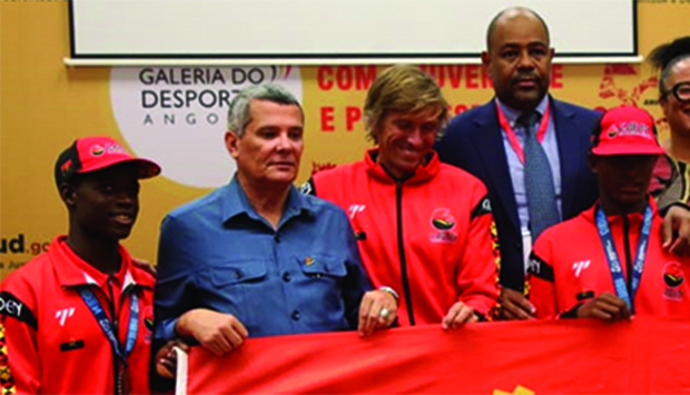 Ministro da Juventude e Desportos, Rui Falc&atilde;o, entregou a bandeira nacional aos integrantes da selec&ccedil;&atilde;o de surf