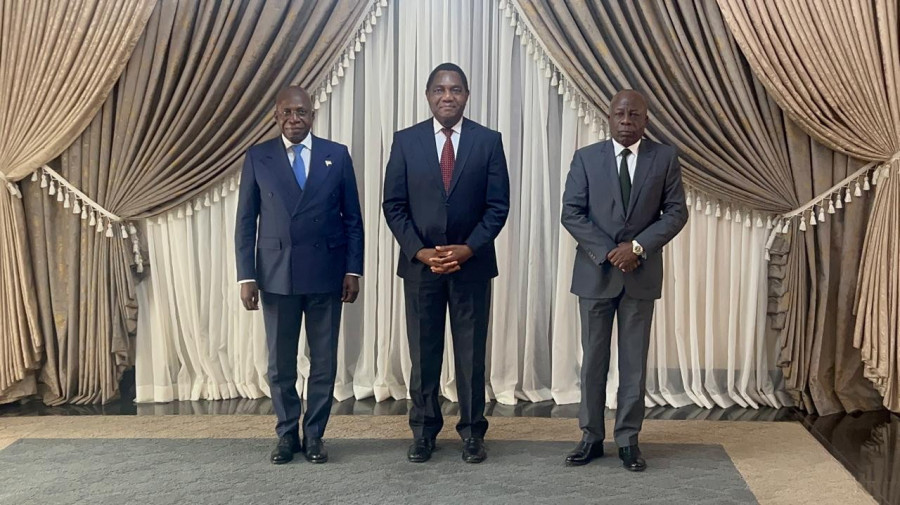 Presidente da Zâmbia, Hakainde Hichilema, (centro) recebe os ministros das Relações Exteriores (esq.) e da Defesa de Angola