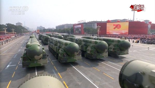 China apresenta novos mísseis nucleares, drones e lasers