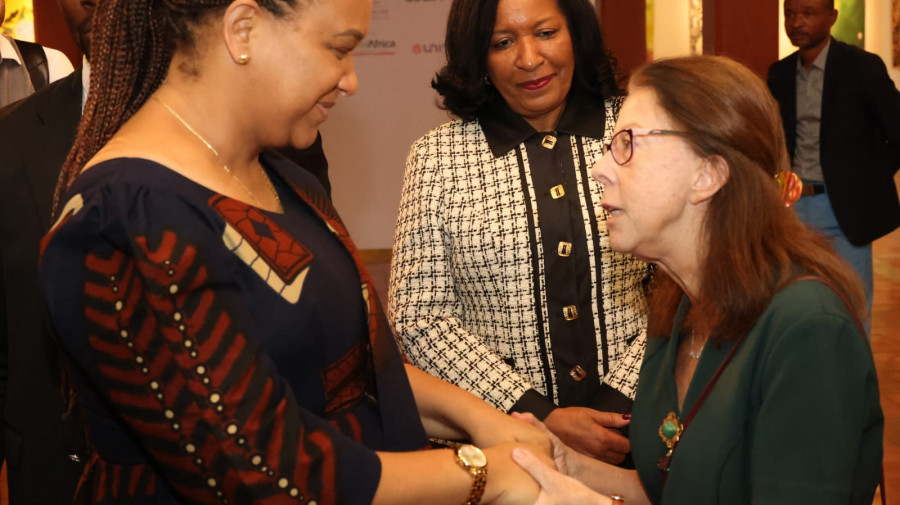 Vice-presidente do MPLA, Mara Quiosa, (esq) e a embaixadora do Brasil em Angola, Eugénia Barthelmess