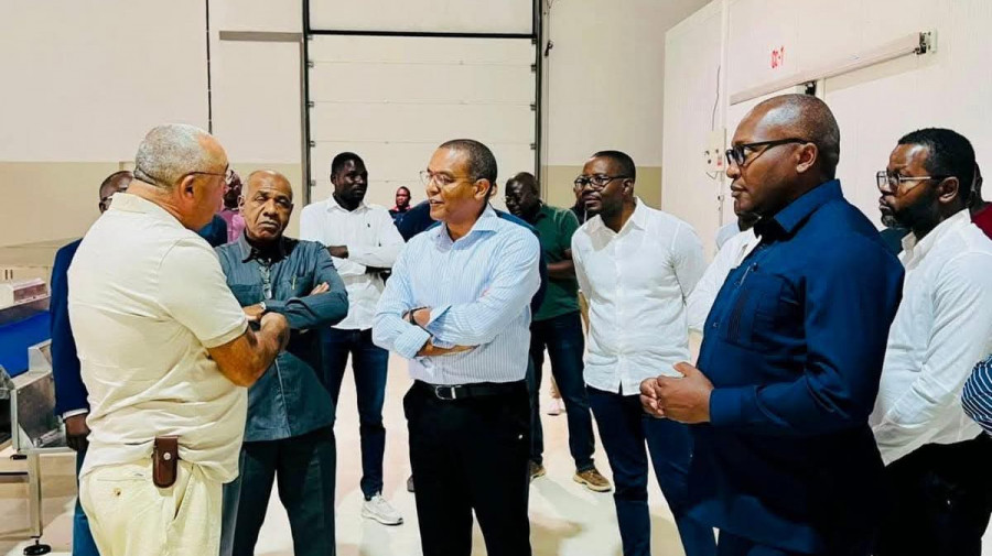 Ministro de Estado para Coordenação Económica, José de Lima Massano (centro), troca impressões com empresários no Namibe