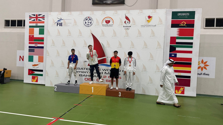 O angolano Luís Macedo (2º dir.) conquistou a medalha de bronze na taça do mundo de esgrima.jpeg