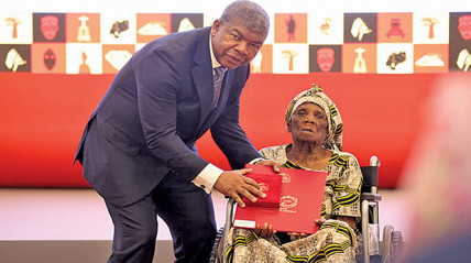 A anciã Emiliana Lucinda Januário, de 100 anos de idade, foi a primeira condecorada pelo Presidente da República, João Lourenço, nesta quinta cerimónia - Edições Novembro
