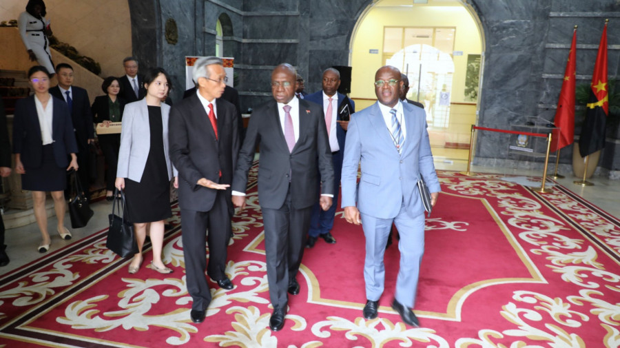 Ministro das Relações Exteriores, Téte António (centro), recebe Lin Songtian, vice-presidente da Comissão das Relações Exteriores do Comité Nacional da Conferência Consultiva Política do Povo Chinês