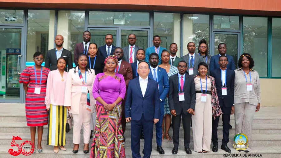 Embaixadora de Angola na China, Dalva Ringote Allen, posa com os formandos