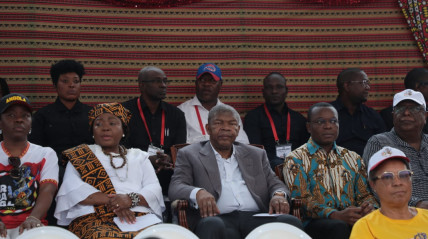 Presidente da República assiste a edição especial do carnaval "Angola 50 anos"