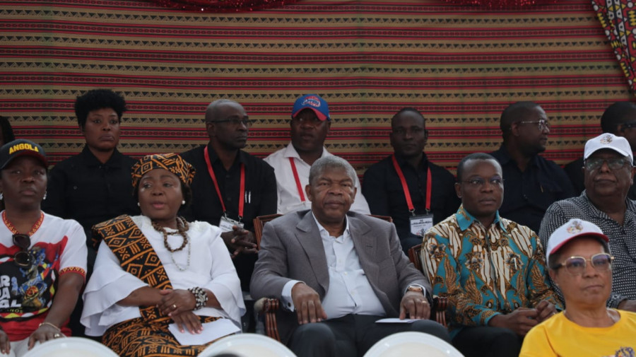 Presidente da República assiste a edição especial do carnaval "Angola 50 anos"