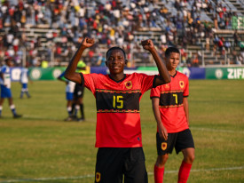 Jogador Osvaldo José Costa, da selecção angolana de sub-17 em futebol,  celebra golo marcado durante o jogo da taça COSAFA em sub-17 contra o Lesotho - DR