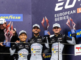 Piloto angolano Rui Andrade (centro) e os seus colegas de equipa que conquistaram o terceiro lugar em Silverstone (Inglaterra) - Cedida