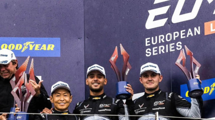 Piloto angolano Rui Andrade (centro) e os seus colegas de equipa que conquistaram o terceiro lugar em Silverstone (Inglaterra) - Cedida