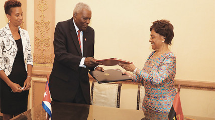 Presidentes da Assembleia Nacional de Angola, Carolina Cerqueira (dir.), e da Assembleia Nacional Popular de Cuba, Esteban Lazo Hernández, trocam instrumento jurídico - Edições Novembro