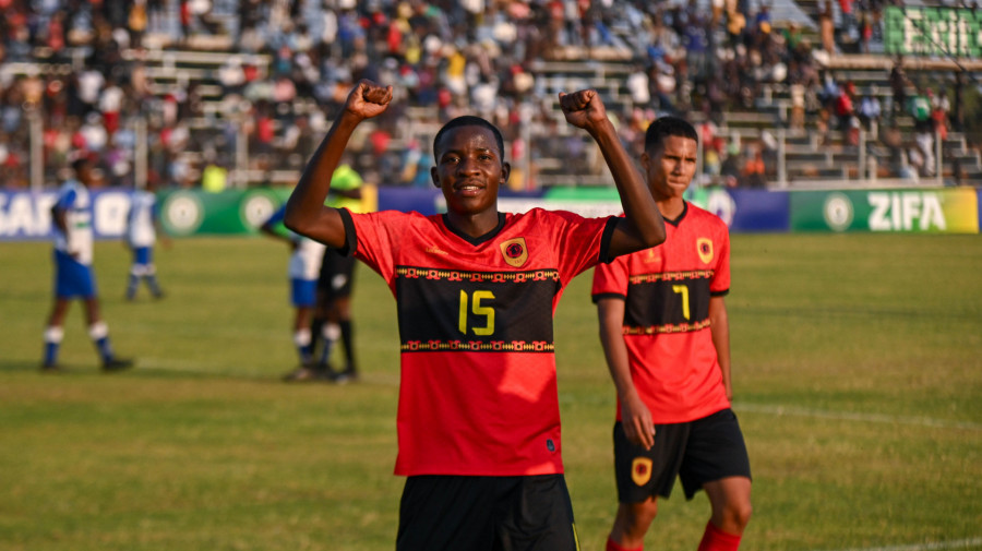 Jogador Osvaldo José Costa, da selecção angolana de sub-17 em futebol, celebra golo marcado durante o jogo da taça COSAFA em sub-17 contra o Lesotho