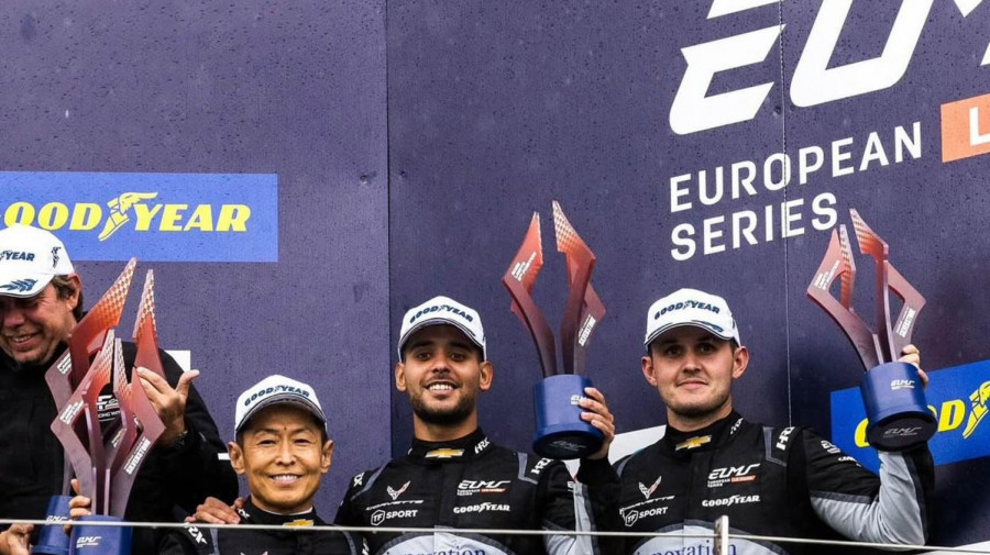 Piloto angolano Rui Andrade (centro) e os seus colegas de equipa que conquistaram o terceiro lugar em Silverstone (Inglaterra)