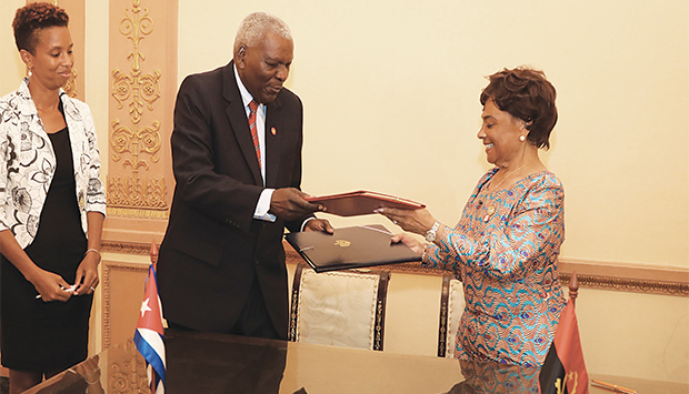 Presidentes da Assembleia Nacional de Angola, Carolina Cerqueira (dir.), e da Assembleia Nacional Popular de Cuba, Esteban Lazo Hernández, trocam instrumento jurídico