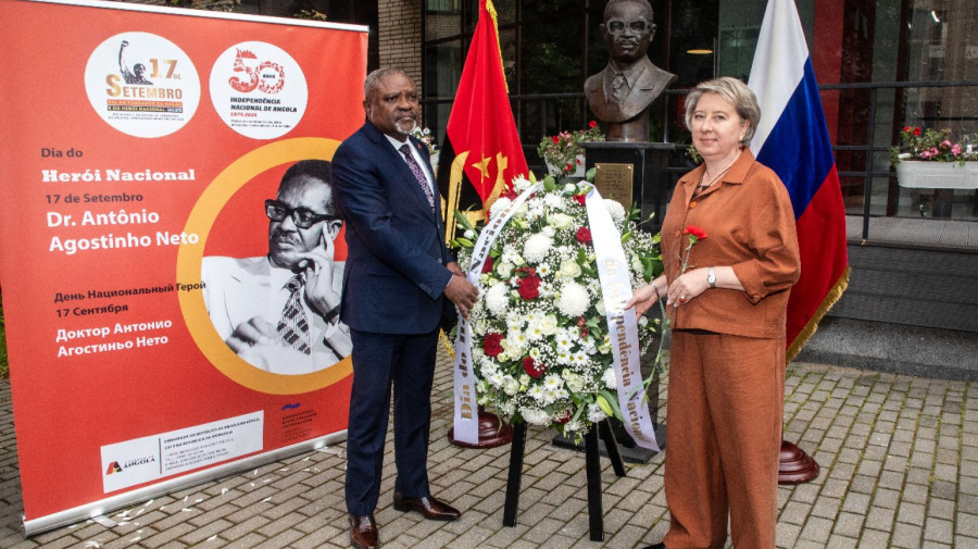 Embaixador de Angola na Rússia, Augusto da Cunha, na cerimónia de homenagem ao Presidente Agostinho Neto