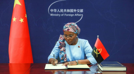 Embaixadora de Angola na China, Dalva Ringote, assina o acto de adesão a OIMed - MIREX
