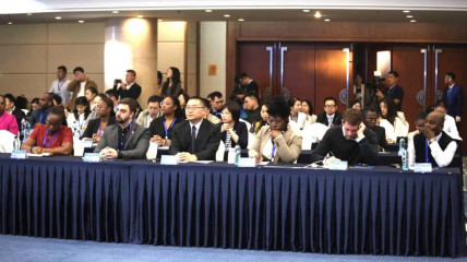 Participantes no Simpósio Internacional em Pequim - Edições Novembro