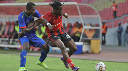 Jogadores do 1º de Agosto (dir.) e do Congo em disputa da bola no jogo de domingo - Edições Novembro