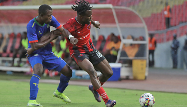 Jogadores do 1º de Agosto (dir.) e do Congo em disputa da bola no jogo de domingo
