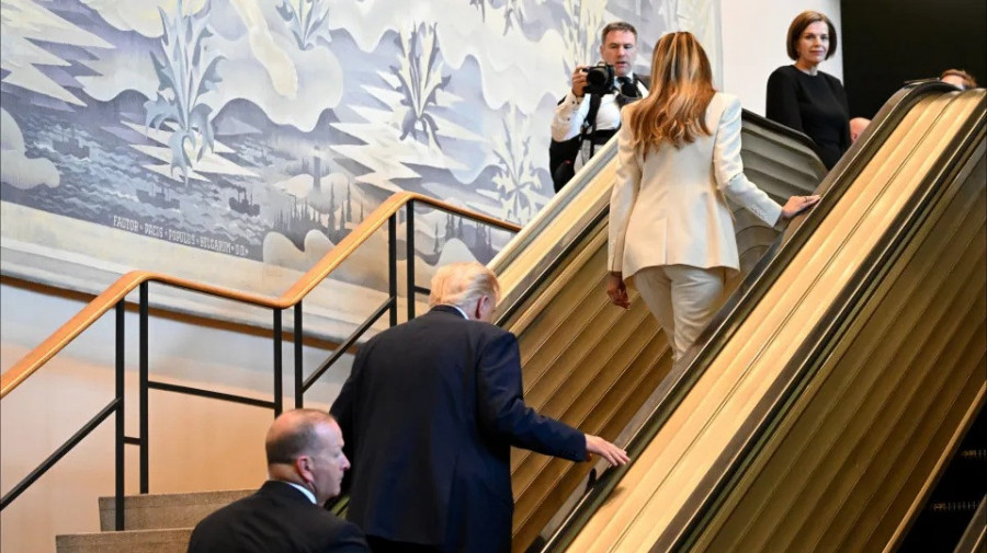 Donald Trump teve de subir escadas rolantes a pé na sede da ONU