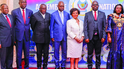 Presidente da Assembleia Nacional de Angola (3ª a dir.) com dirigentes parlamentares da RDC e deputados angolanos - DR