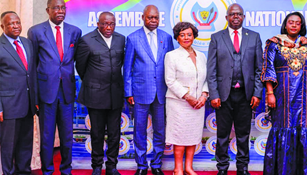 Presidente da Assembleia Nacional de Angola (3&ordf; a dir.) com dirigentes parlamentares da RDC e deputados angolanos
