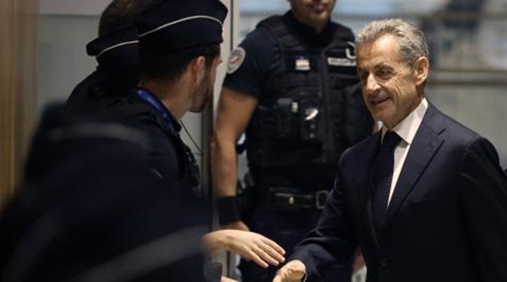 Ex-presidente franc&ecirc;s Nicolas Sarkozy condenado a cinco anos de pris&atilde;o