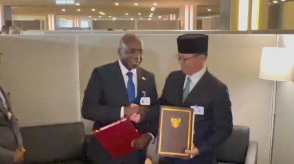 Ministro das Relações Exteriores, Téte António, e ministro dos Negócios Estrangeiros da Indonésia, Sugiono, trocam instrumentos jurídicos - MIREX