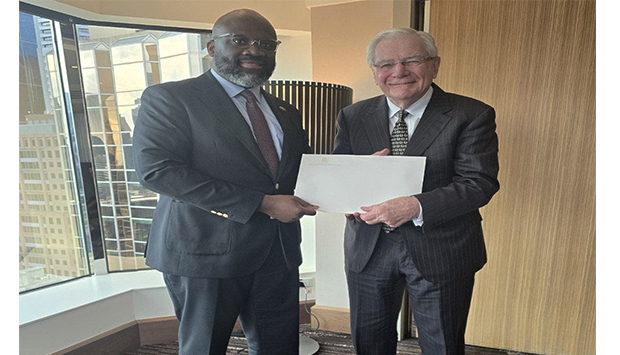 Encontro entre embaixador angolano e presidente da C&acirc;mara de Com&eacute;rcio Austr&aacute;lia-&Aacute;frica