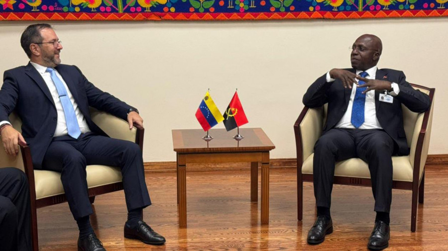 Chefes da diplomacia de Angola (&agrave; dir.) e da Venezuela 