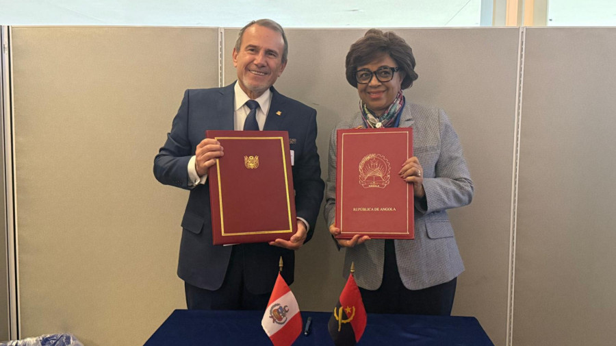 Secret&aacute;ria de Estado para as Rela&ccedil;&otilde;es Exteriores, Esmeralda Mendon&ccedil;a, e ministro das Rela&ccedil;&otilde;es Exteriores do Peru, Elmer Salcedo