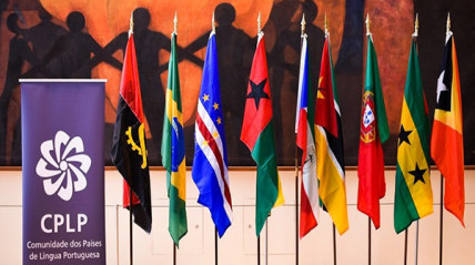 Bandeiras dos Estados membros da CPLP - DR