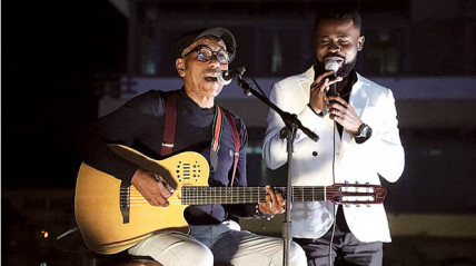 Músico Tito Paris (à esq.) - Edições Novembro