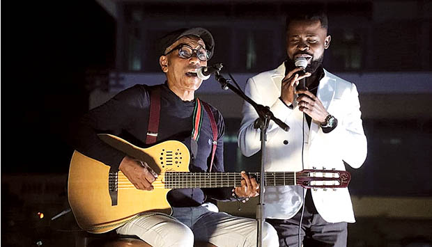 Músico Tito Paris (à esq.)