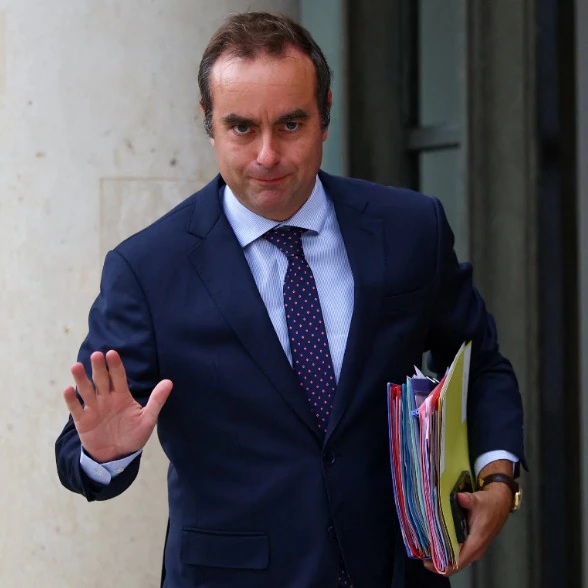 Primeiro-ministro franc&ecirc;s demite-se 