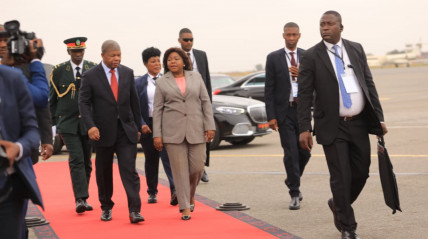 Presidente da República, João Lourenço, é acompanhado pela Vice-Presidente da República, Esperança da Costa, antes de deixar Luanda - Edições Novembro