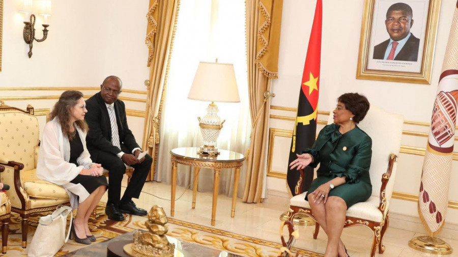 Presidente da Assembleia Nacional recebe embaixadora de Fran&ccedil;a em Angola