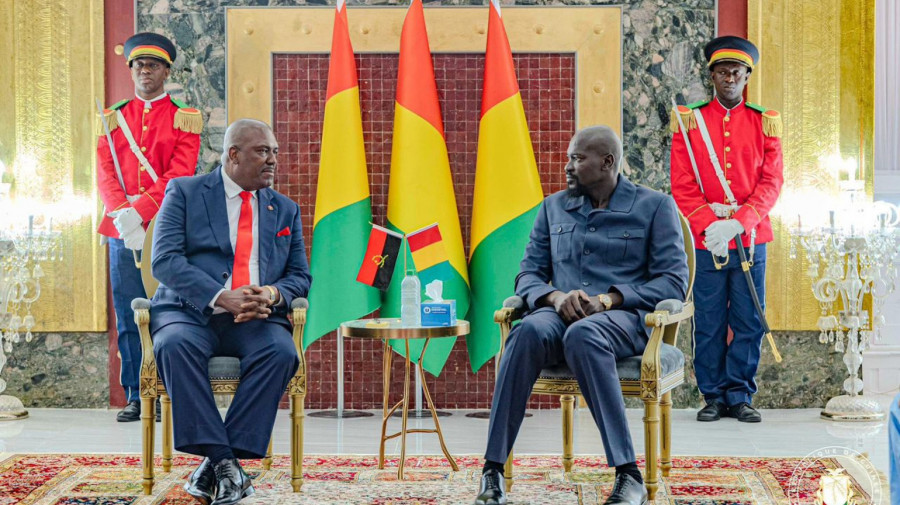 Embaixador Eust&aacute;quio Janu&aacute;rio Quibato (esq.) acreditado pelo Presidente Mamady Doumbouya
