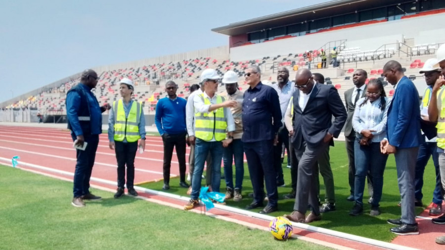 Ministro da Juventude e Desportos, Rui Falcão, constata andamento das obras do novo estádio do Uíge