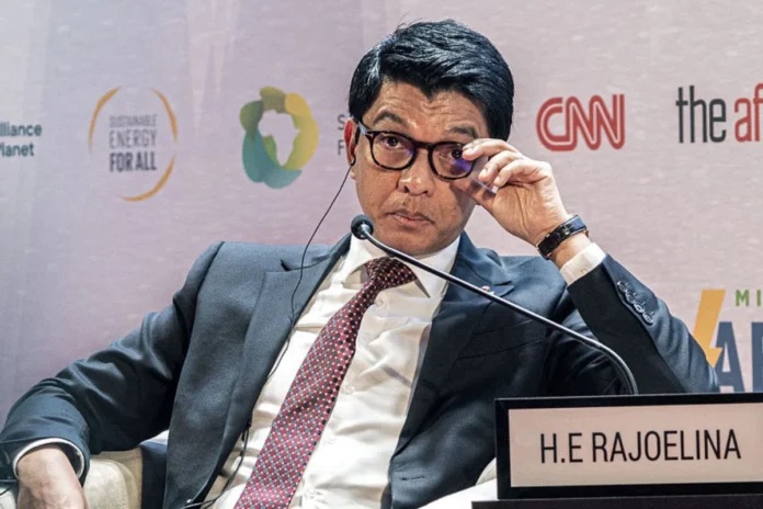 Presidente de Madagáscar deixa o país em avião militar francês