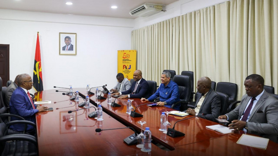 Encontro entre delegações do MINJUD e da embaixada de Angola na Sérvia