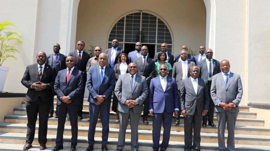 Membros das delegações de Angola e da Zâmbia que se reuniram em Luanda