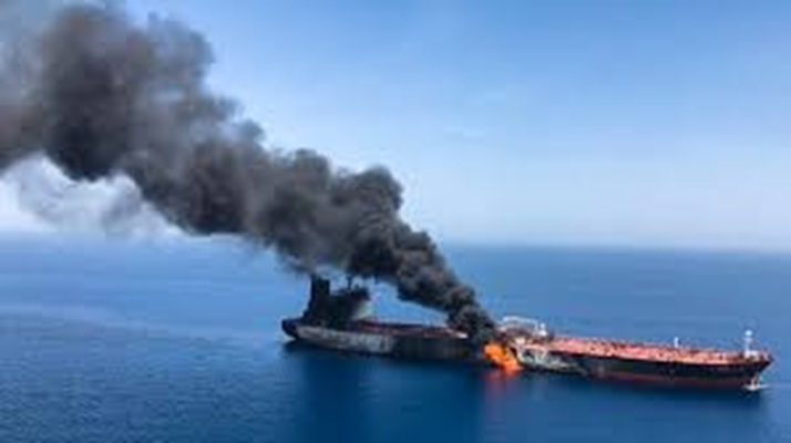Petroleiro dos Camarões atingido por projétil incendeia-se ao largo do Iémen