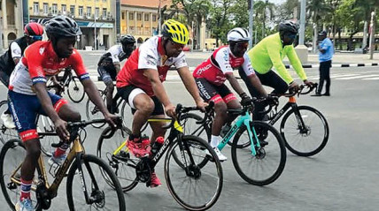 Presidente da República, João Lourenço (2º esq.), pedalou 31 quilómetros na baixa de Luanda - Edições Novembro