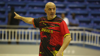 Treinador da selecção nacional sénior masculina de basquetebol de Angola, Pep Clarós - Edições Novembro