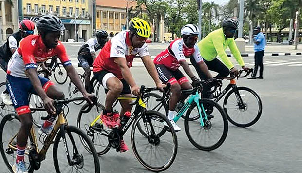 Presidente da República, João Lourenço (2º esq.), pedalou 31 quilómetros na baixa de Luanda